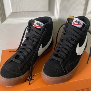 BRAND NEW vintage black nike high tops w/ gum sole